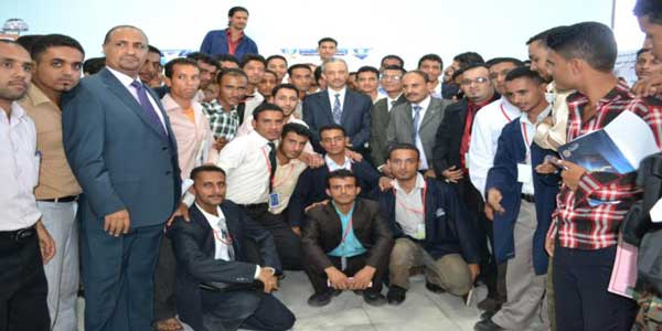 صورة لمحافظ محافظة تعز مع طلاب المعهد الحاصلين على جوائز الابتكار  في جامعة تعز